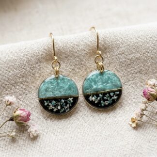 Boucles vert eau et noires et fleurs séchées