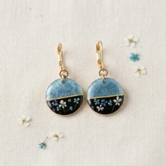 Boucles dormeuses bleu et noir fleurs blanches