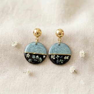 Boucles grosses puces noires et bleues fleurs séchées blanches