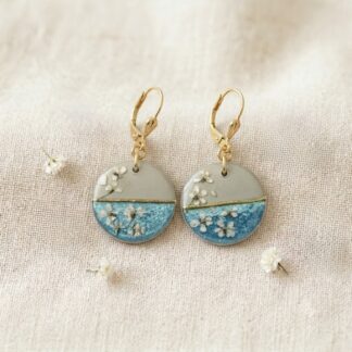 Boucles bleu brillant et beige, petites fleurs blanches