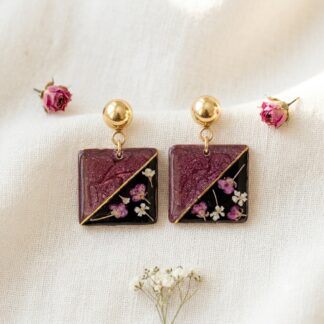 Boucles carrées bordeaux et noires fleurs séchées roses et blanches