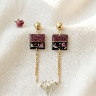 Boucles carrées bordeaux pendantes fleurs séchées