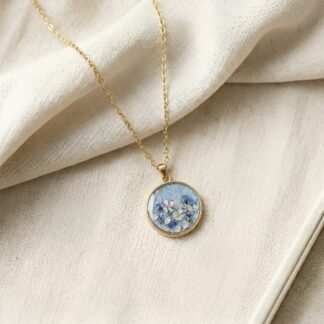 Collier bleu, fleurs blanches et nacre