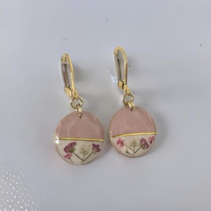 Boucles dormeuses fleurs séchées roses et beiges
