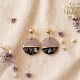 Boucles rondes roses et noires et fleurs séchées roses