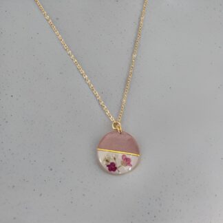 Collier beige et rose et fleurs séchées