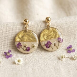 Boucles puces vertes et beiges fleurs séchées violettes