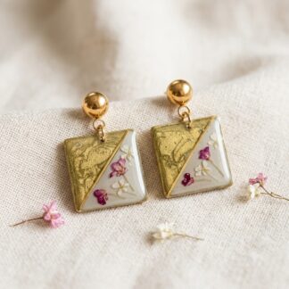Boucles carrées vertes et beiges fleurs séchées