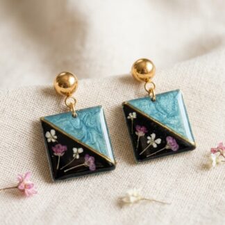 Boucles carrées bleues et noires fleurs séchées roses et blanches