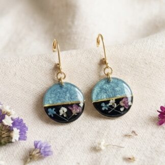 Boucles dormeuses bleues et noires fleurs roses