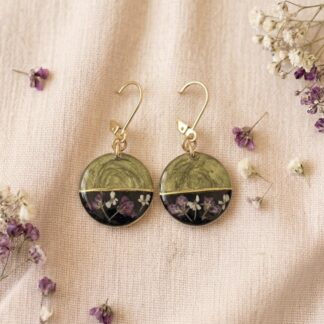 Boucles rondes vertes et noires fleurs séchées roses