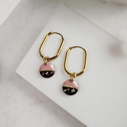 Boucles créoles rectangles roses et noires et fleurs séchées – Image 3