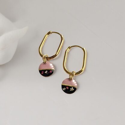Boucles créoles rectangles roses et noires et fleurs séchées