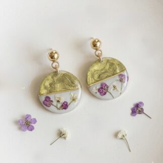 Boucles puces vert et beige et fleurs séchées roses