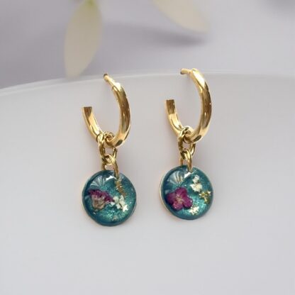Petites créoles bleues et fleurs roses