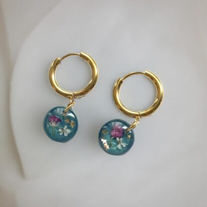 Petites créoles bleues et fleurs roses – Image 2