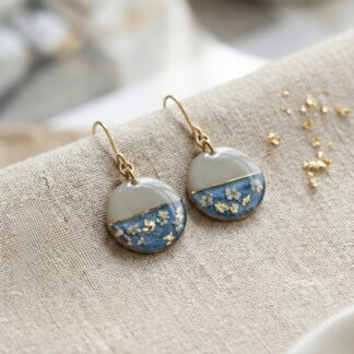Boucles rondes bleues et beiges fleurs séchées blanches