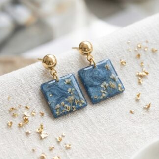 Boucles carrées bleues fleurs séchées blanches et feuilles d'or