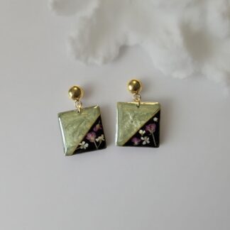 Boucles carrées vertes et noires fleurs séchées