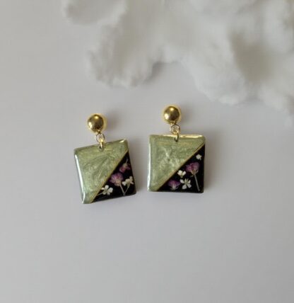 Boucles carrées vertes et noires fleurs séchées