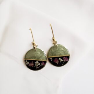 Boucles dormeuses vertes et noires fleurs séchées bordeaux