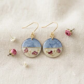 Boucles dormeuses bleues et beiges fleurs roses