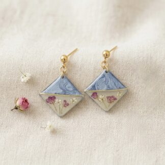 Boucles losanges bleues et beiges fleurs roses et blanches