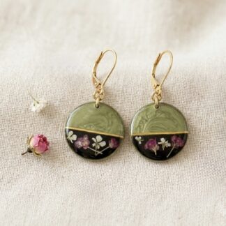 Boucles dormeuses vertes et noires fleurs séchées roses et blanches