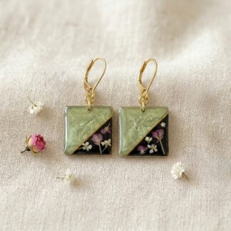 Boucles carrées vertes et noires fleurs séchées roses