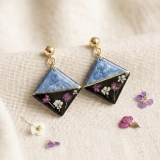 Boucles losanges bleues et noires fleurs roses