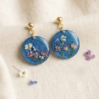Boucles rondes bleues fleurs séchées roses et blanches