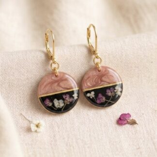 Boucles dormeuses roses fleurs séchées roses et noires