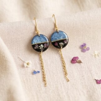 Boucles pendantes bleues et noires fleurs séchées roses et blanches