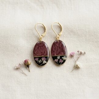 Boucles ovales bordeaux et noires fleurs séchées