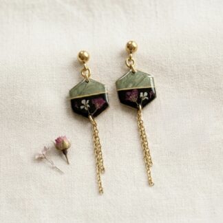 Boucles pendantes vertes et noires fleurs séchées roses et blanches