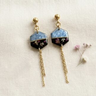 Boucles pendantes noires et bleues fleurs séchées roses et blanches