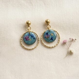 Boucles bleues cercle strié et fleurs séchées roses et bleues