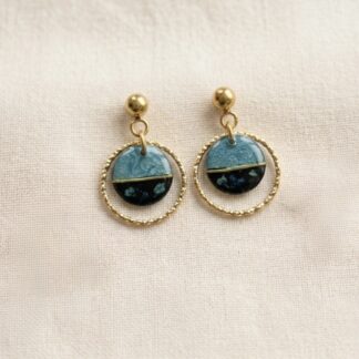 Boucles bleues et noires cercle strié et fleurs séchées