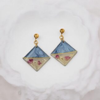 Boucles losanges bleues et beiges fleurs roses