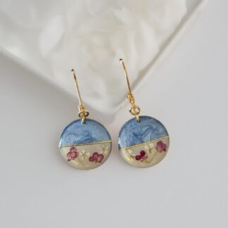Boucles dormeuses bleues et beiges fleurs roses