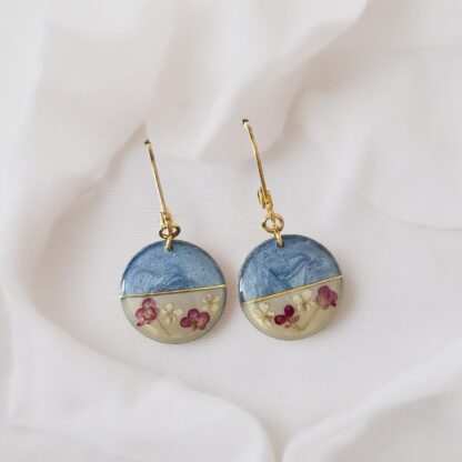 Boucles dormeuses bleues et beiges fleurs roses – Image 2