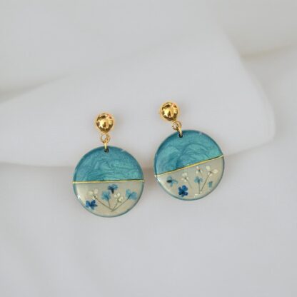 Grosses boucles puces bleues et blanches fleurs