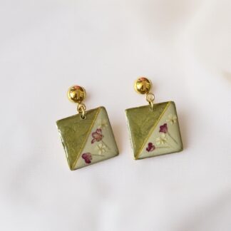 Boucles carrées vertes et beiges fleurs séchées