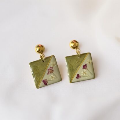 Boucles carrées vertes et beiges fleurs séchées