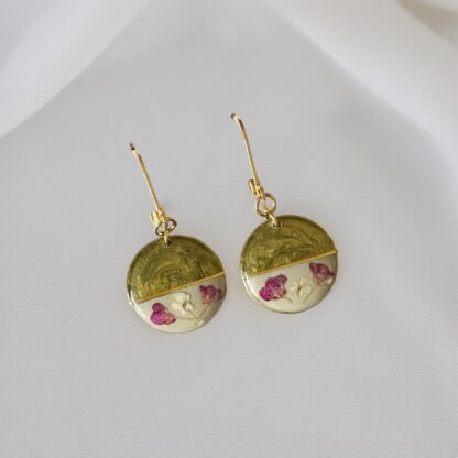 Boucles dormeuses vertes et beiges fleurs séchées bordeaux