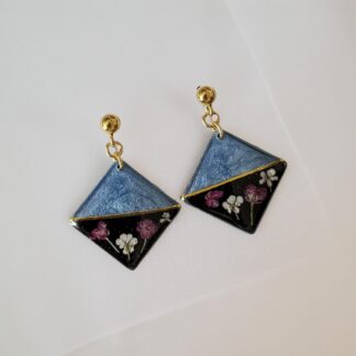 Boucles losanges bleues et noires fleurs roses