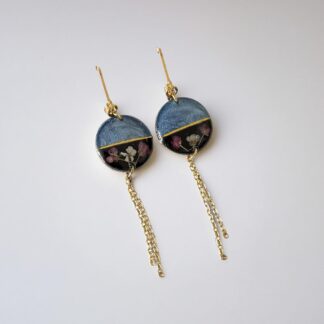 Boucles dormeuses pendantes bleues et noires fleurs roses