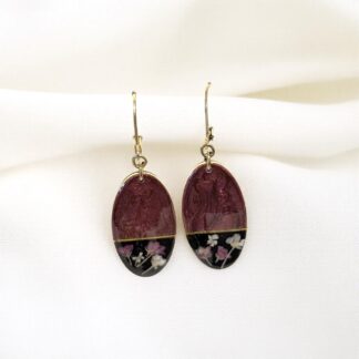 Boucles ovales bordeaux et noires fleurs séchées