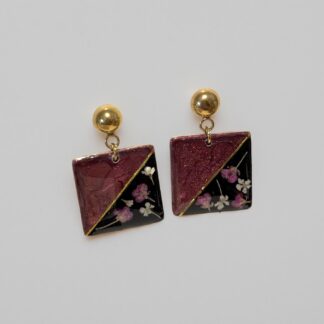 Boucles carrées bordeaux et noires fleurs séchées