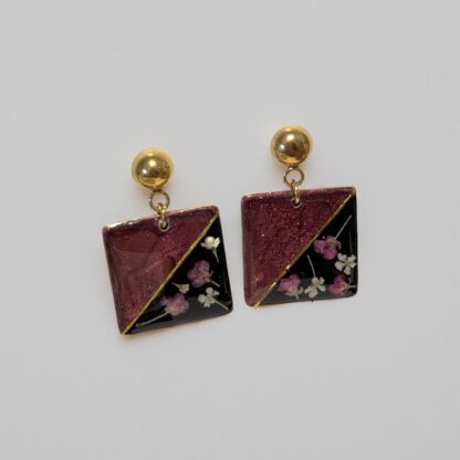Boucles carrées bordeaux et noires fleurs séchées